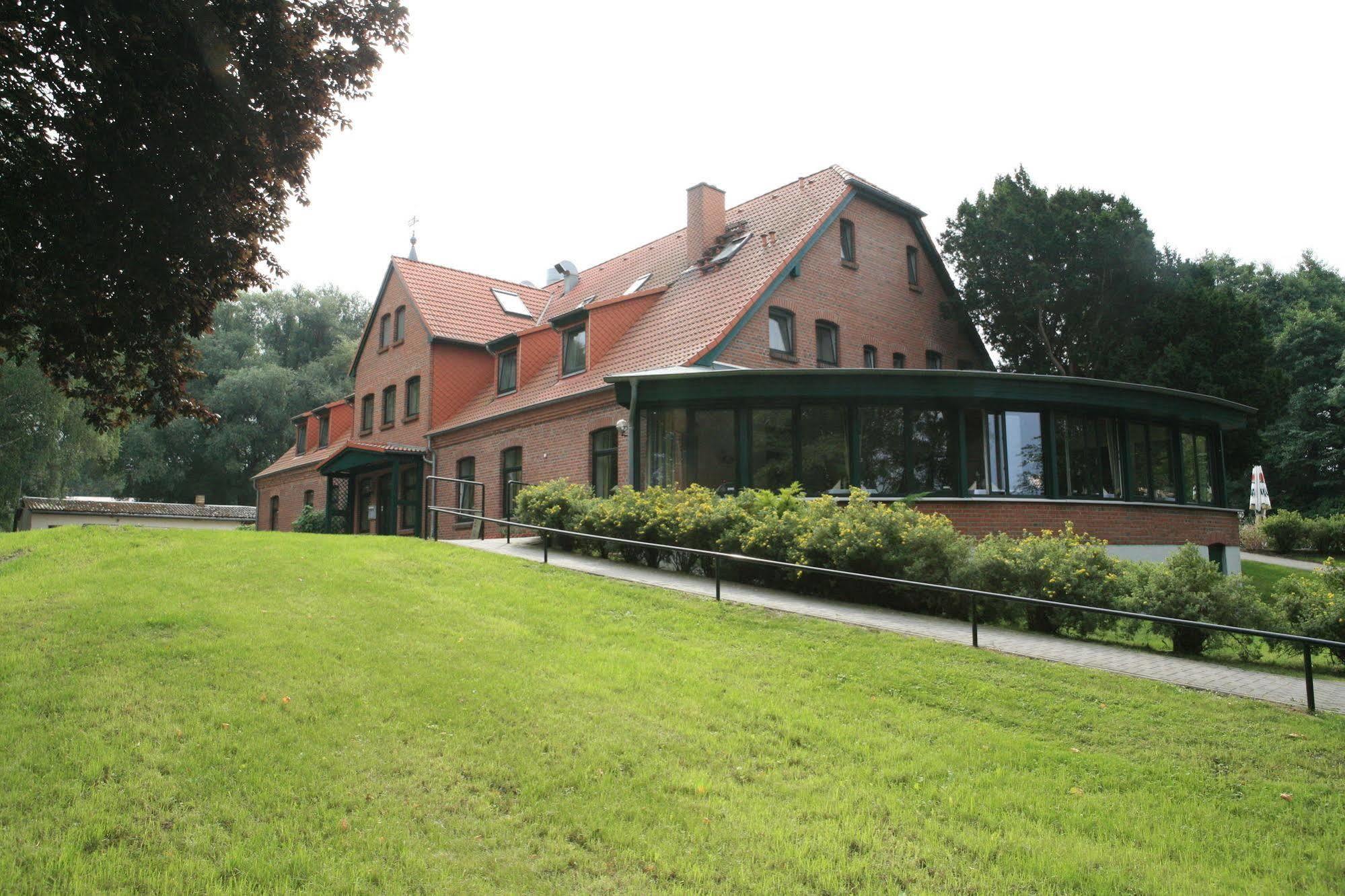 Seehotel Heidehof Klein Nemerow Exterior photo